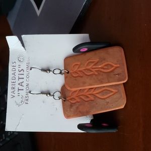 Pair of Beautiful Variedades fashion Columbia Wood Earrings